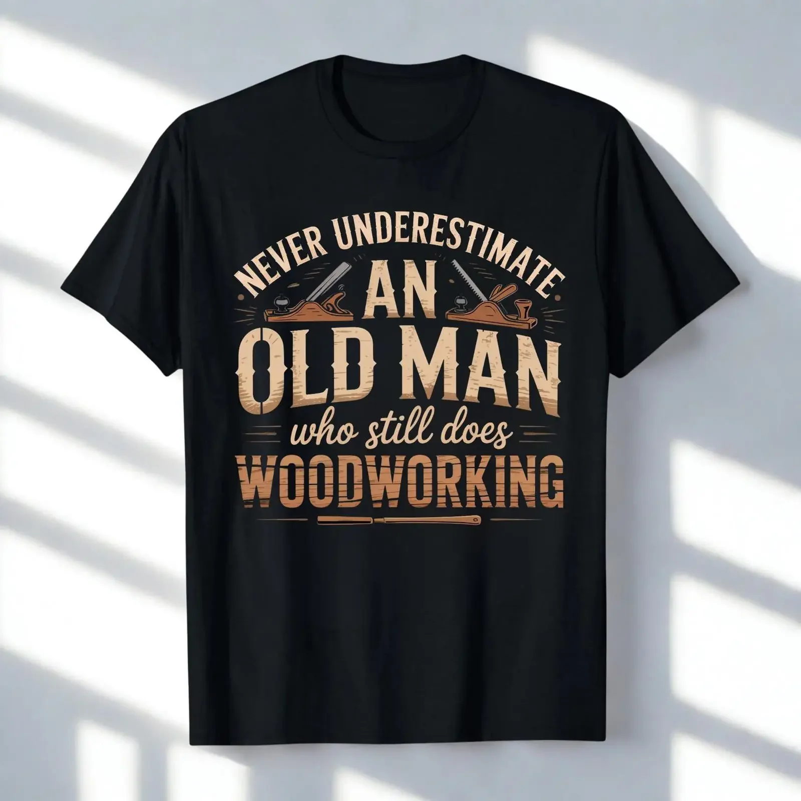 Unterschätze niemals einen alten Mann, der Holzarbeiten macht. Lustiges T-Shirt für Zimmermann, Papa, Opa, Ruhestand, Vatertag, Vintage.