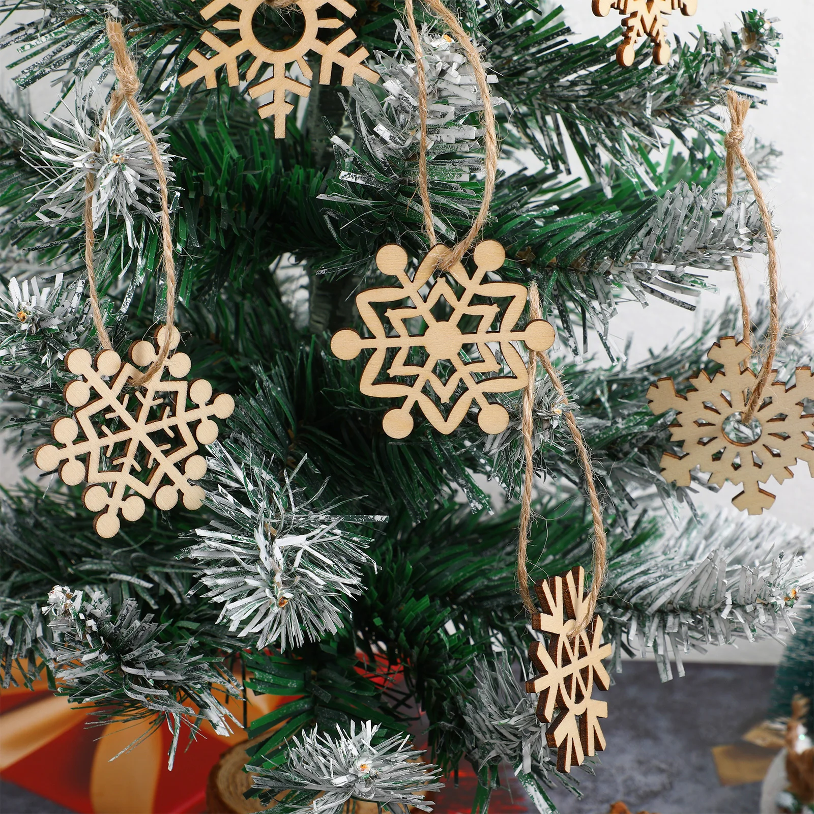 

60Pcs Wooden Hollowed-Out Snowflake Pendant Christmas Hanging Ornament for Tree Home Party Xmas Decoration Craft
