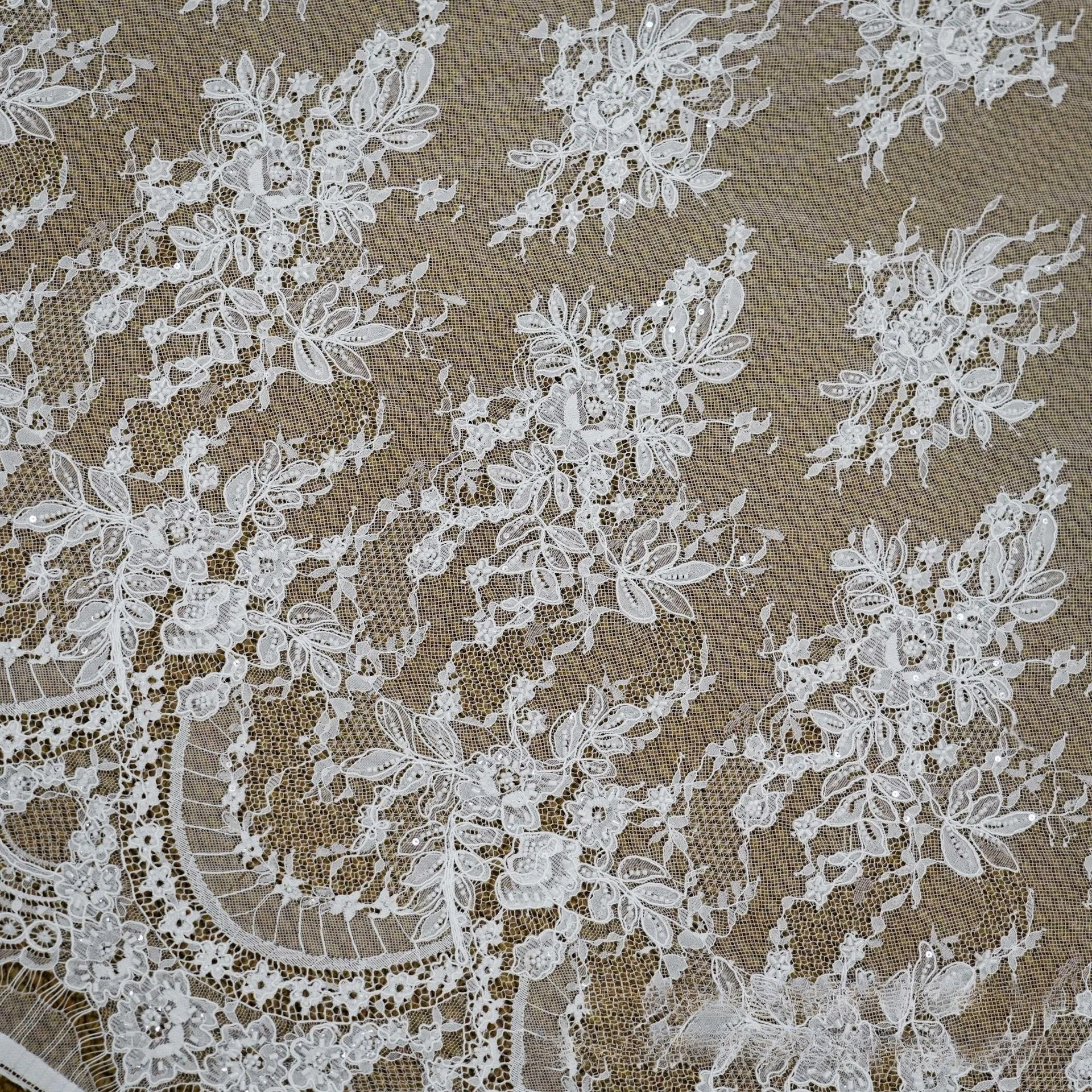 3 Meter Modisches Hochzeitskleid aus Elfenbeinfarbenem Klassischem Französischen Chantilly-Spitzenstoff mit Weicher Stickerei, Pailletten und Perlen – Detail 3