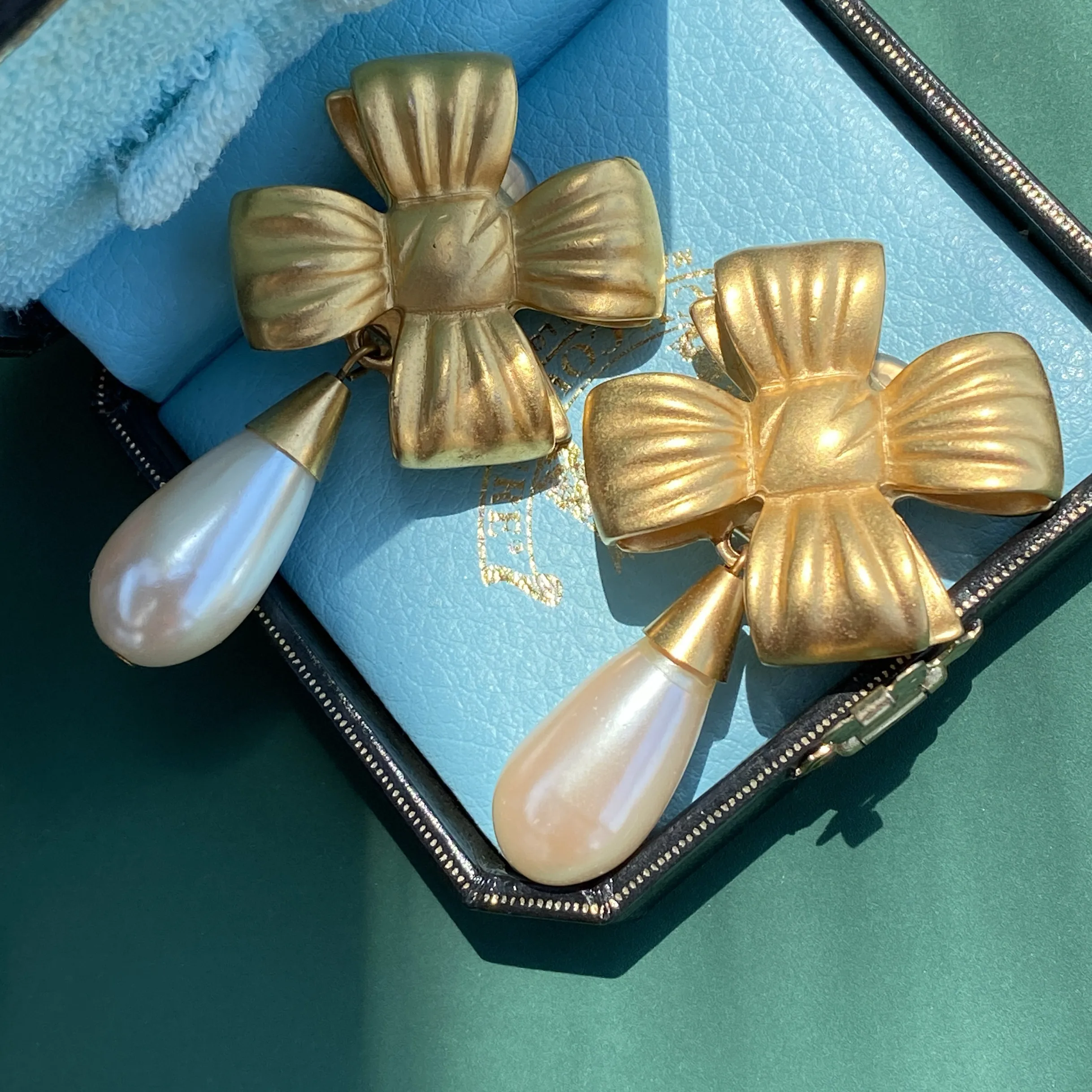 

Винтажные золотые серьги-клипсы с жемчугом и бантом в европейско-американском стиле для женщин, высококачественные, очаровательные, романтические украшения