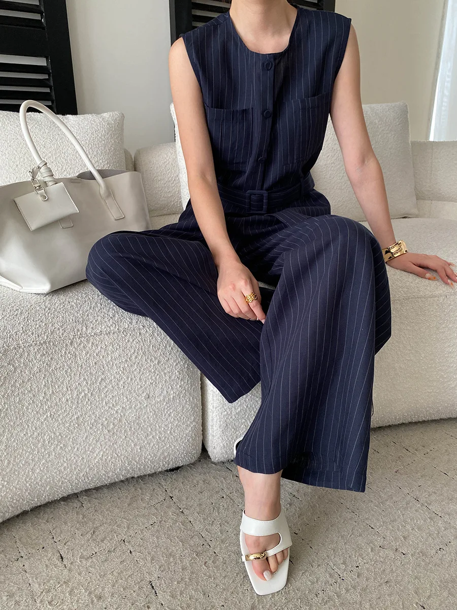 Sommerliches Damen-Set mit Rundhalsausschnitt, gestreiftem Schnürbund, ärmelloser Weste und lässiger Hose – Detail 13