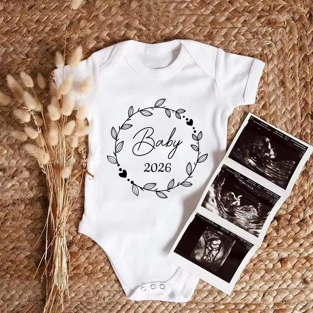 

Baby 2026 Pregnancy Announcement Clothes Newborn Baby Romper Funny Infant Short Sleeve Bodysuit Best Gift for Baby