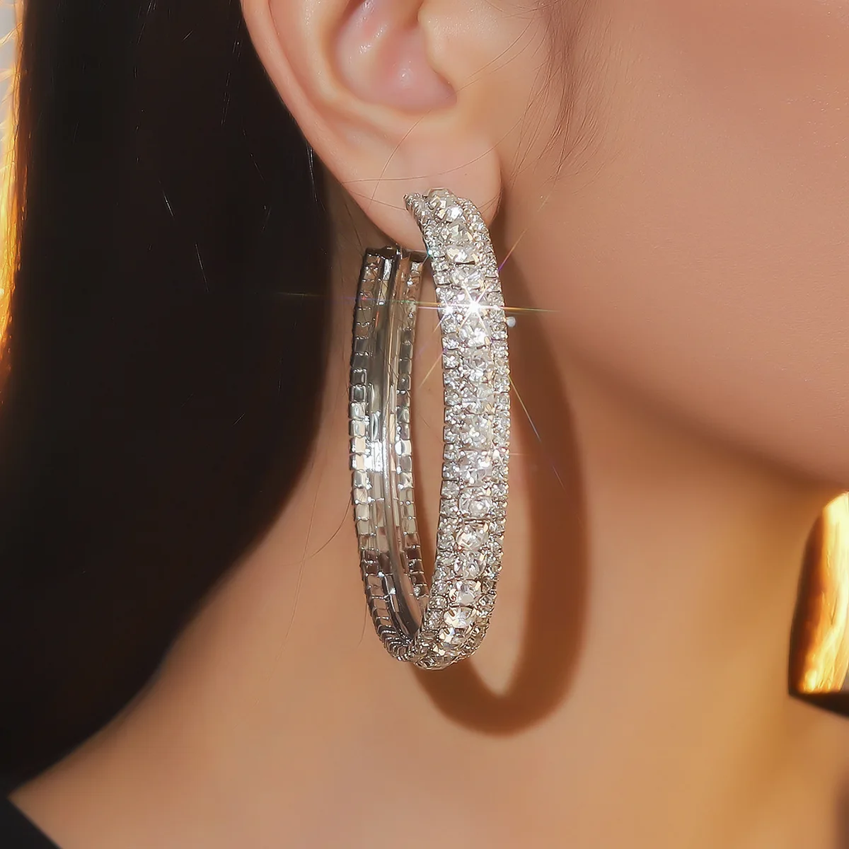 Image of Heiß begehrte, luxuriöse, glänzende Strass-Ohrringe für Damen, übertriebener, extravaganter Kreisohrring-Schmuck im Großhandel.