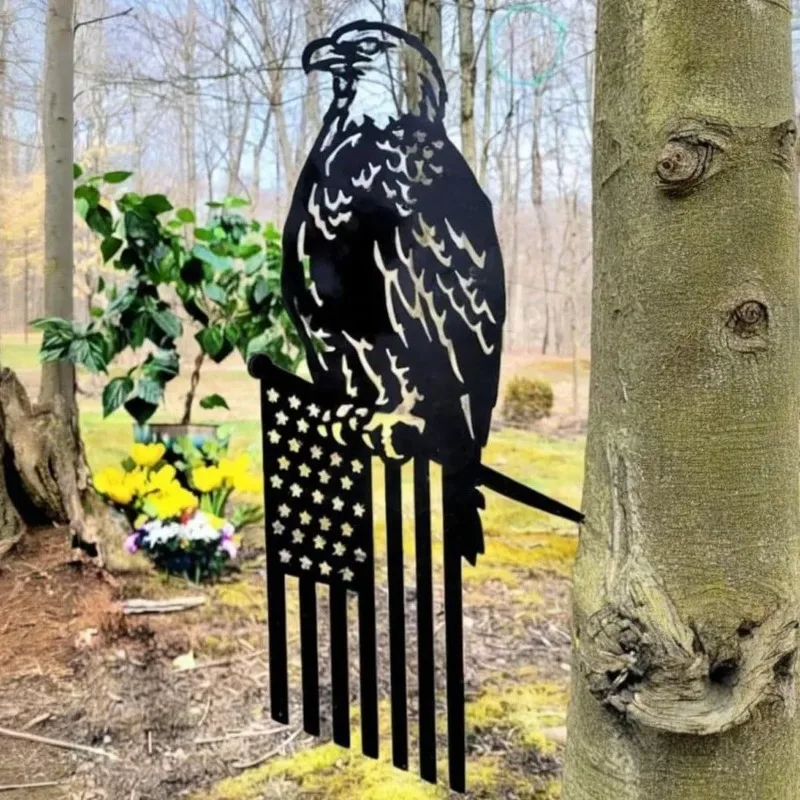 

Metal Eagle Flag Tree Stake，Bald Eagle Bird Yard Art, Porch Lawn Decor,Eagle Statue Gift for Men，4th of July Decorations Outdoor