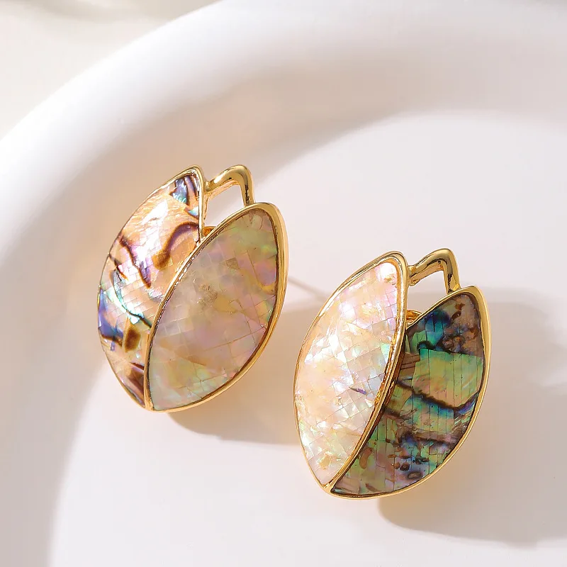 

Gentle temperament, small fragrance, contrasting color, natural abalone shell earrings, niche light luxury and high-end earrings