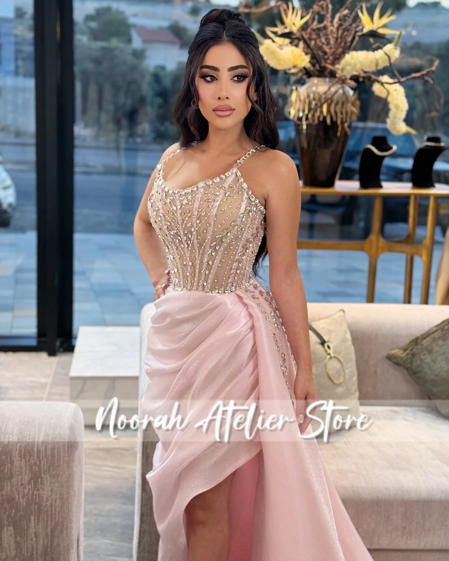 Nuevos Vestidos de Noche de lujo con cuello Halter y cuentas de color rosa brillante para mujer, vestido de novia plisado con abertura, Vestidos largos de Arabia Saudita personalizados