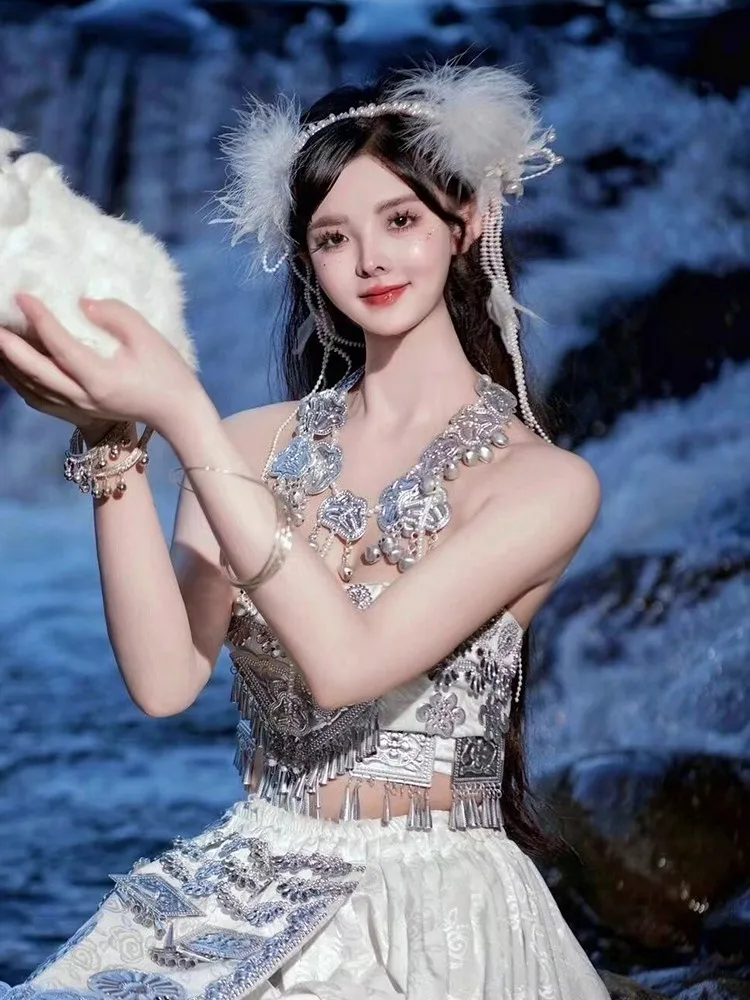 Etnisch kostuum witte strapless lange jurk reisfoto set pluche hoofddeksels ketting