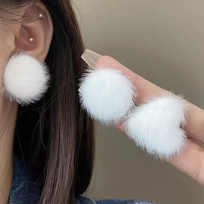 1Pair Cute Korean Winter White Plush Fluffy Heart round Shape Stud Earrings Soft Furry Designer Fashion Jewelry Gift
