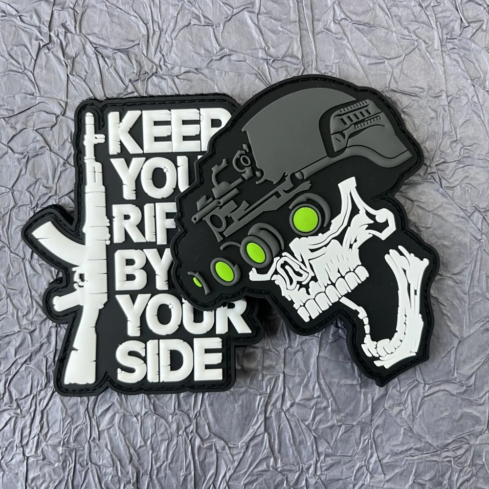 “Keep Your By Your Side“ Skull Gun Patch Pvc Clorhing Stickers Military Tactical Patches Backpack Hook and Loop Badges Applique