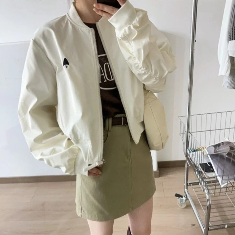 

Stylish Short Windbreaker Jacket with Retro Baseball Embroidery Lightweight 2025 Petites Coat for Casual Outdoor Activities​