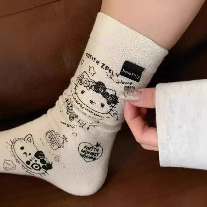 Chaussettes mi-hautes Kiity au design graffiti, style dessin animé japonais, mignonnes et originales, tendance sur Instagram, cadeau pour les amis.