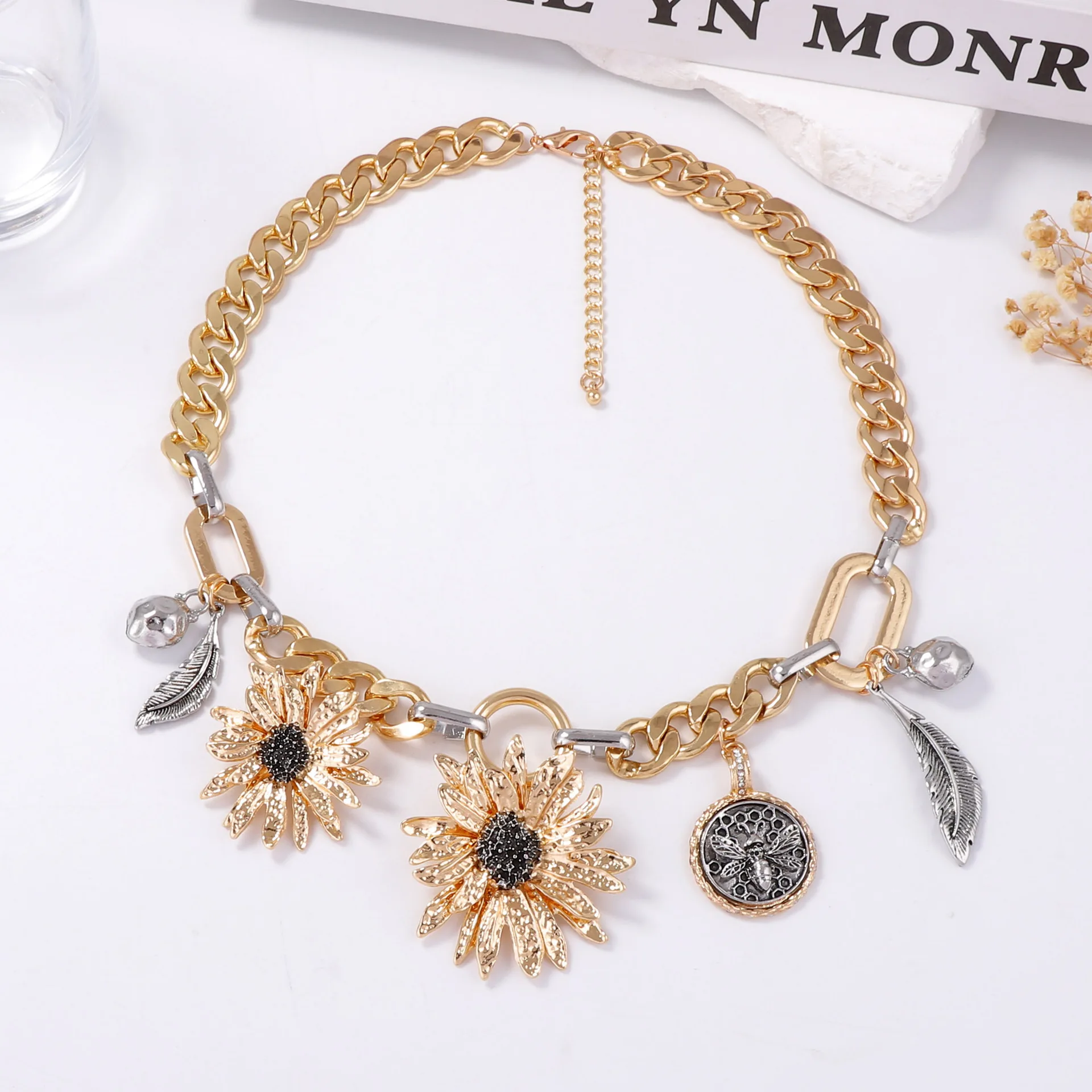 

ZAA Vintage Wonen Jewelry Luxury Metal Flower Leaf Pendant Cuban Chain Link Choker Necklaces 2025 Trend Prom Party Accessories