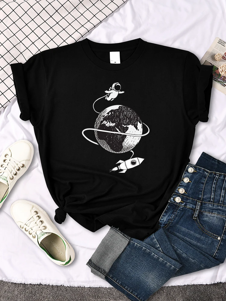 Astronaut Travels In Space women's T Shirt Fashion Basic Top Oversized T Shirts Harajuku Tee Summer Spring Street Womens T-shirt