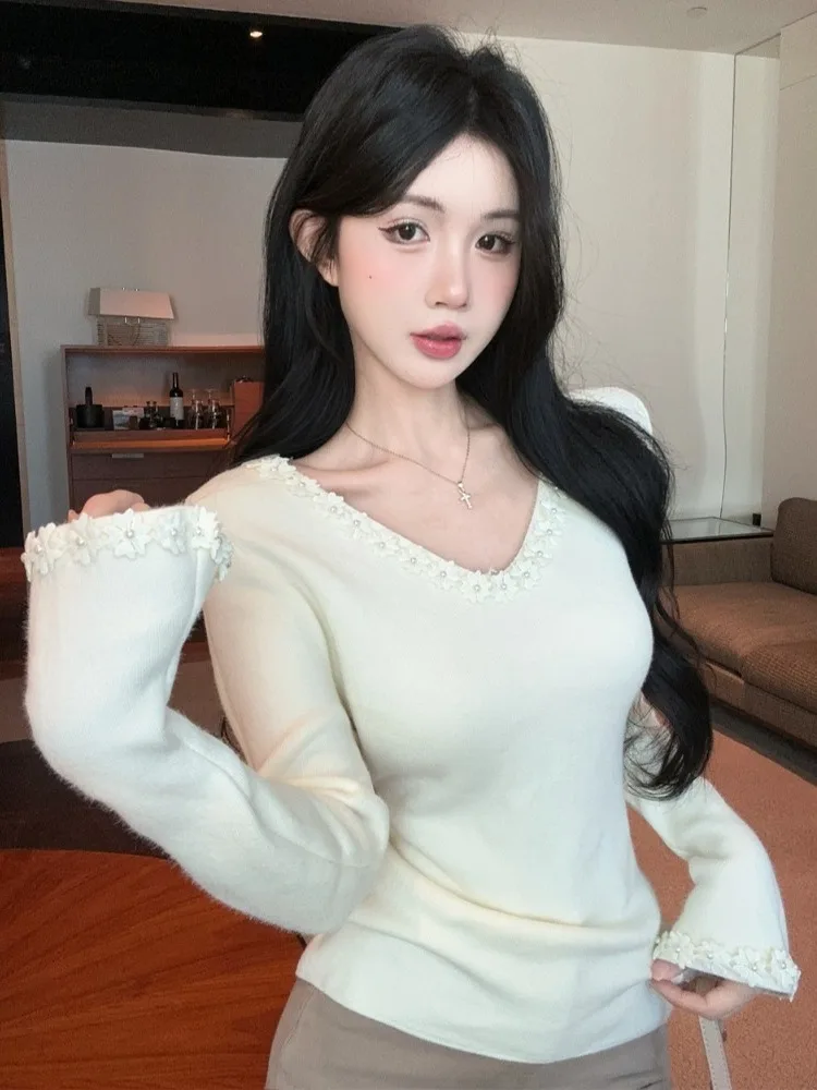 

Autumn Winter Thiened Fce V-ne Knitted Base irt Women's Inner Design Sweet Spicy Girl Clavicle Top Bead Embellied