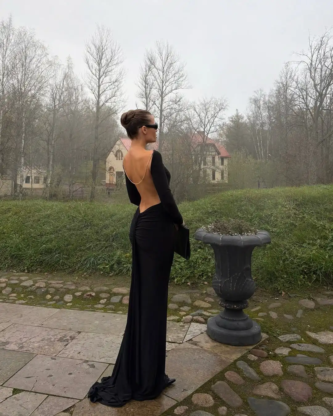 Abito lungo sexy senza schienale nero da donna elegante solido manica lunga abiti lunghi slim pieghettati vuoti 2025 abiti da sera da donna