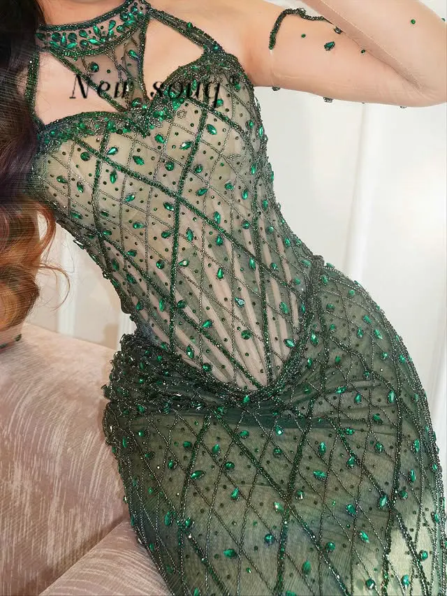 مثير الأخضر الرسن الرقبة فساتين لحضور الحفلات الموسيقية مع الشريط الذيل بلورات الترتر رداء حفلات ليلة طويلة Vestidos De Soiree مخصصة