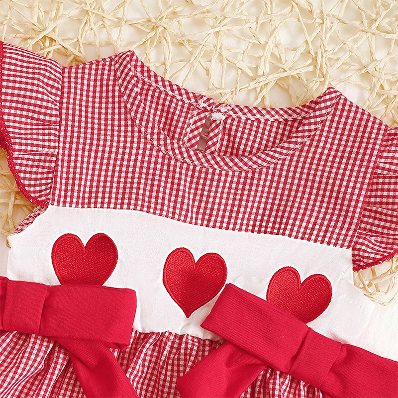 小さな女の子のためのハート柄のボディスーツ,チェック柄のボディスーツ,フライングスリーブロンパース,ラウンドネック,愛らしい服,バレンタインデー