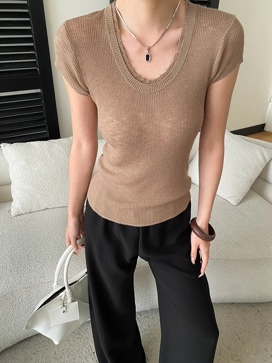 Sommerlicher Damenpullover in unifarbenem, französischem Design, doppellagig, mit V-Ausschnitt, schmal geschnitten, kurzärmelig. – Detail 4