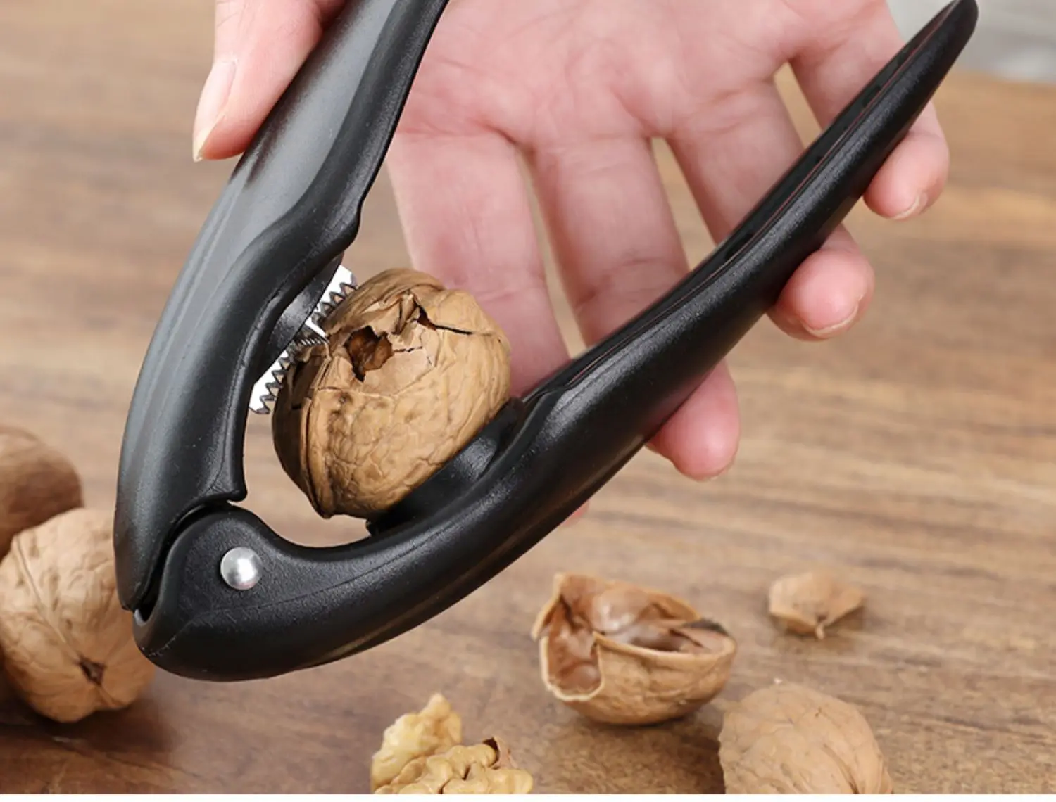 

Universal walnut and hazelnut nut opener
