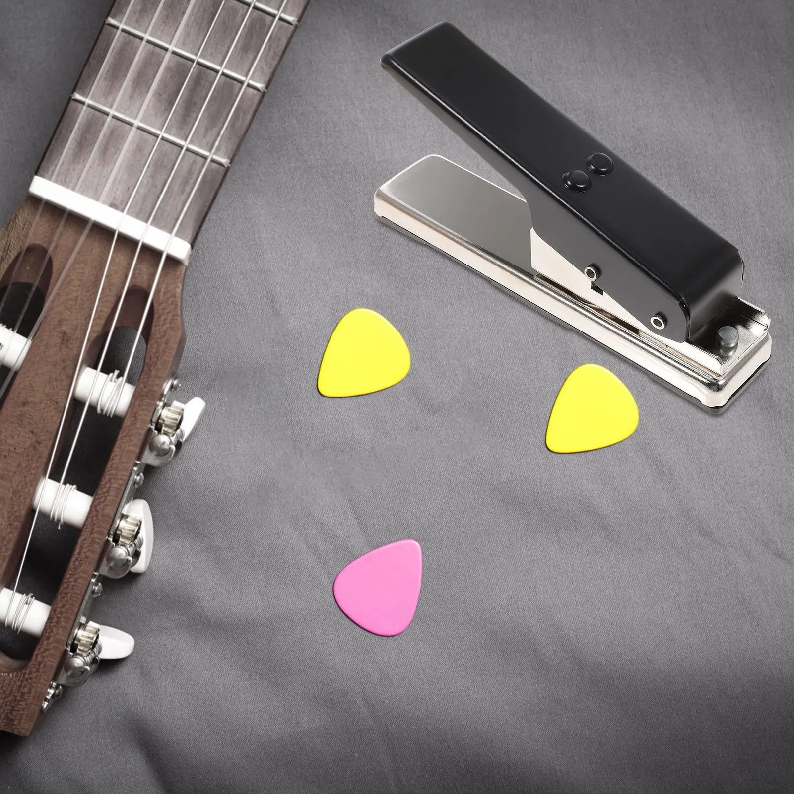 

Guitar Picks Maker Black Professional Plectrum Punch Tool DIY Cutter for Bass Guitar ABS PVC Card Materials Plectrum Punch