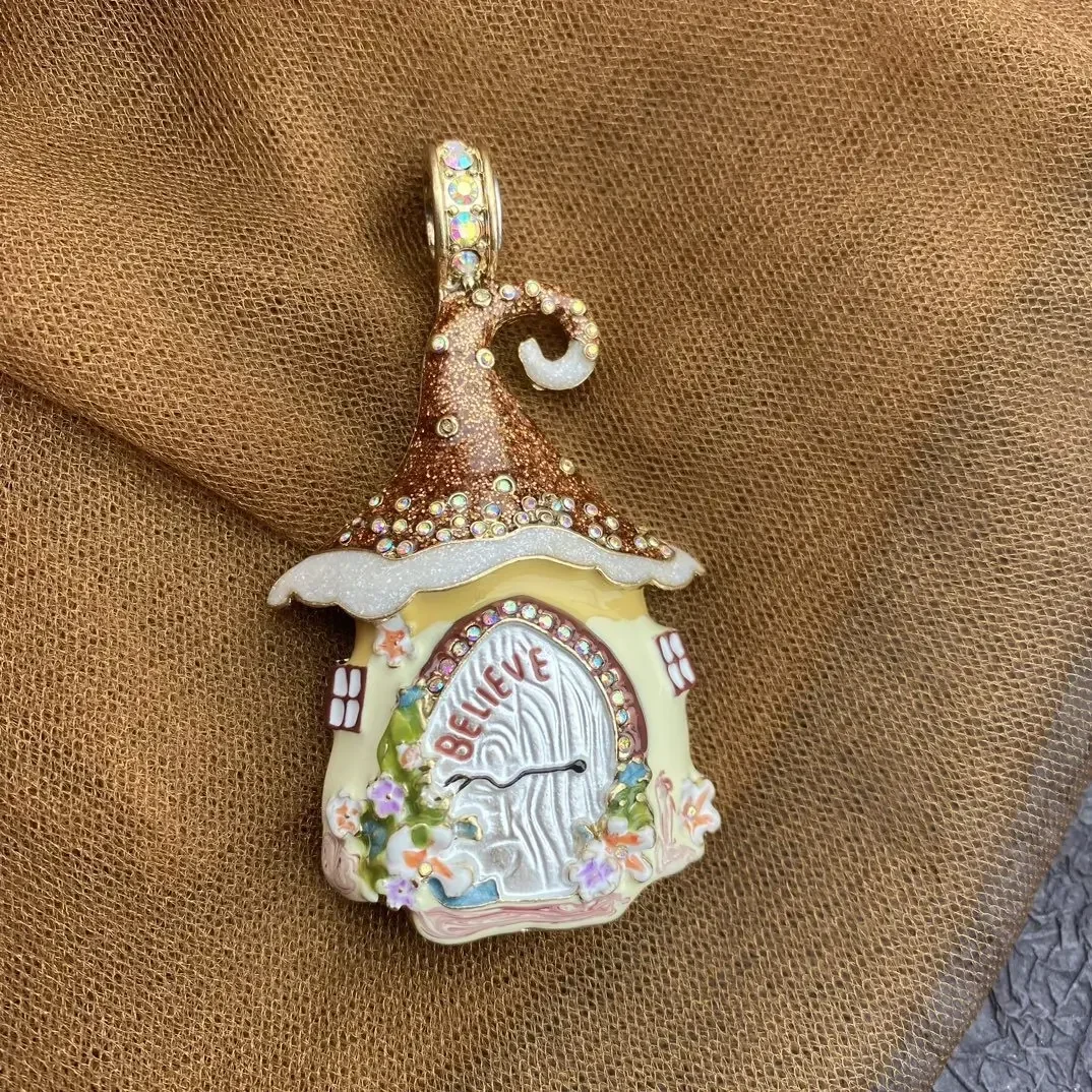 KF European and American Trends Vintege Fashion Hand-painted Enamel Shiny Czech Diamond Christmas Small House Magnetic Pendant