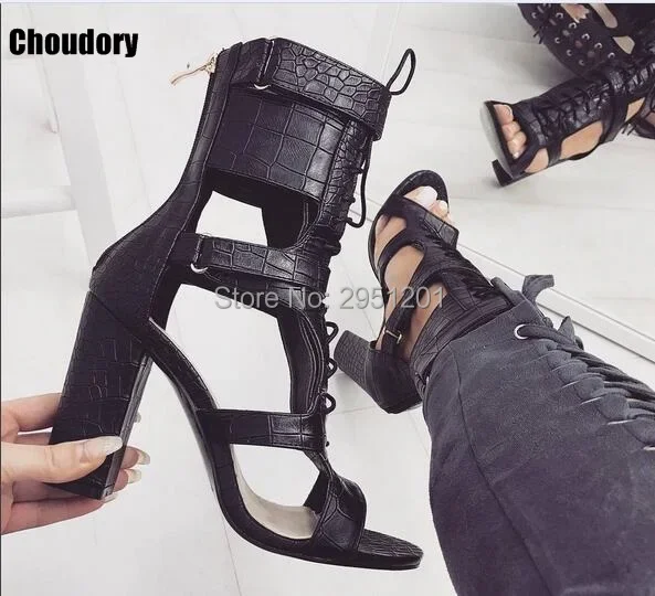 最新のセクシーな革の女性オープントゥセクシーなレースアップサンダルハイヒール夏の女性のカットアウト厚いヒールパンプス靴女性