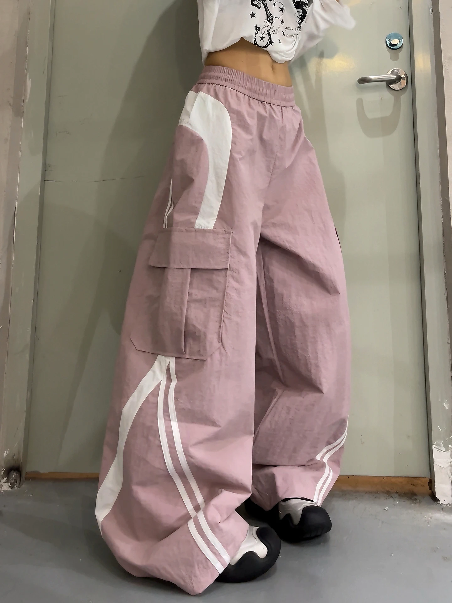 

Мужские спортивные брюки-карго American Stripe Splicing Wide Leg Workwear Paratrooper Pants, розовые, быстросохнущие, для танцев и спорта