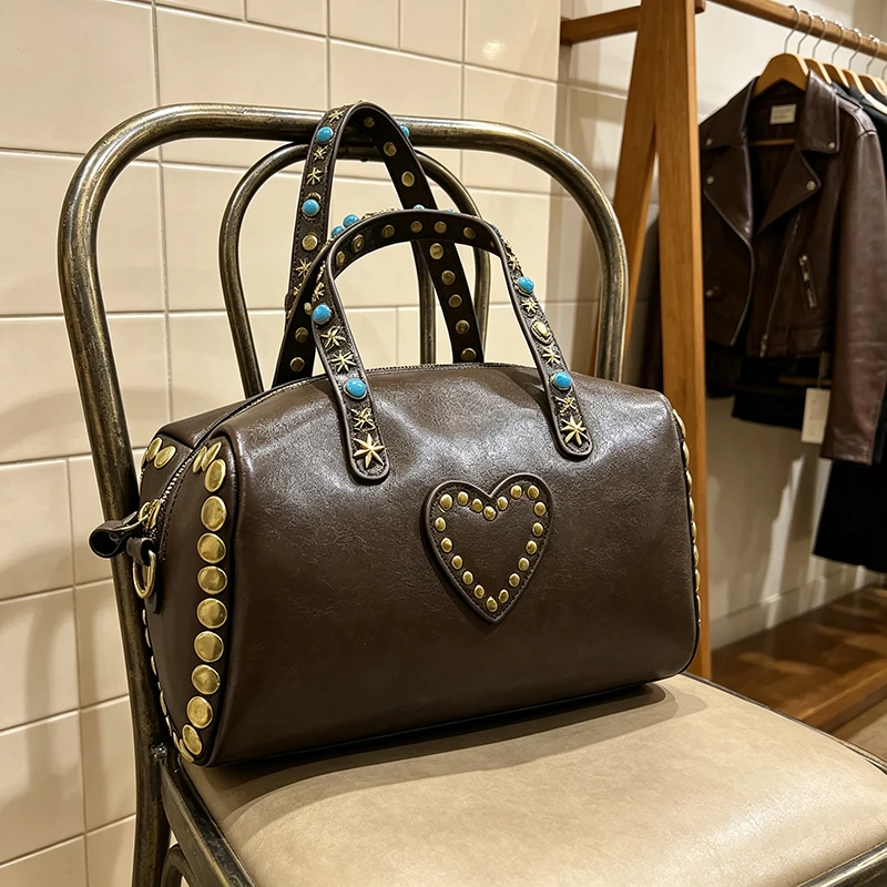 Vintage Handtasche mit Zylinderform und dunkelbraunem Griff, Damen Retro Distressed Barrel Bag, Handtasche mit Herz-Nieten-Dekor und Metallnieten – Detail 6