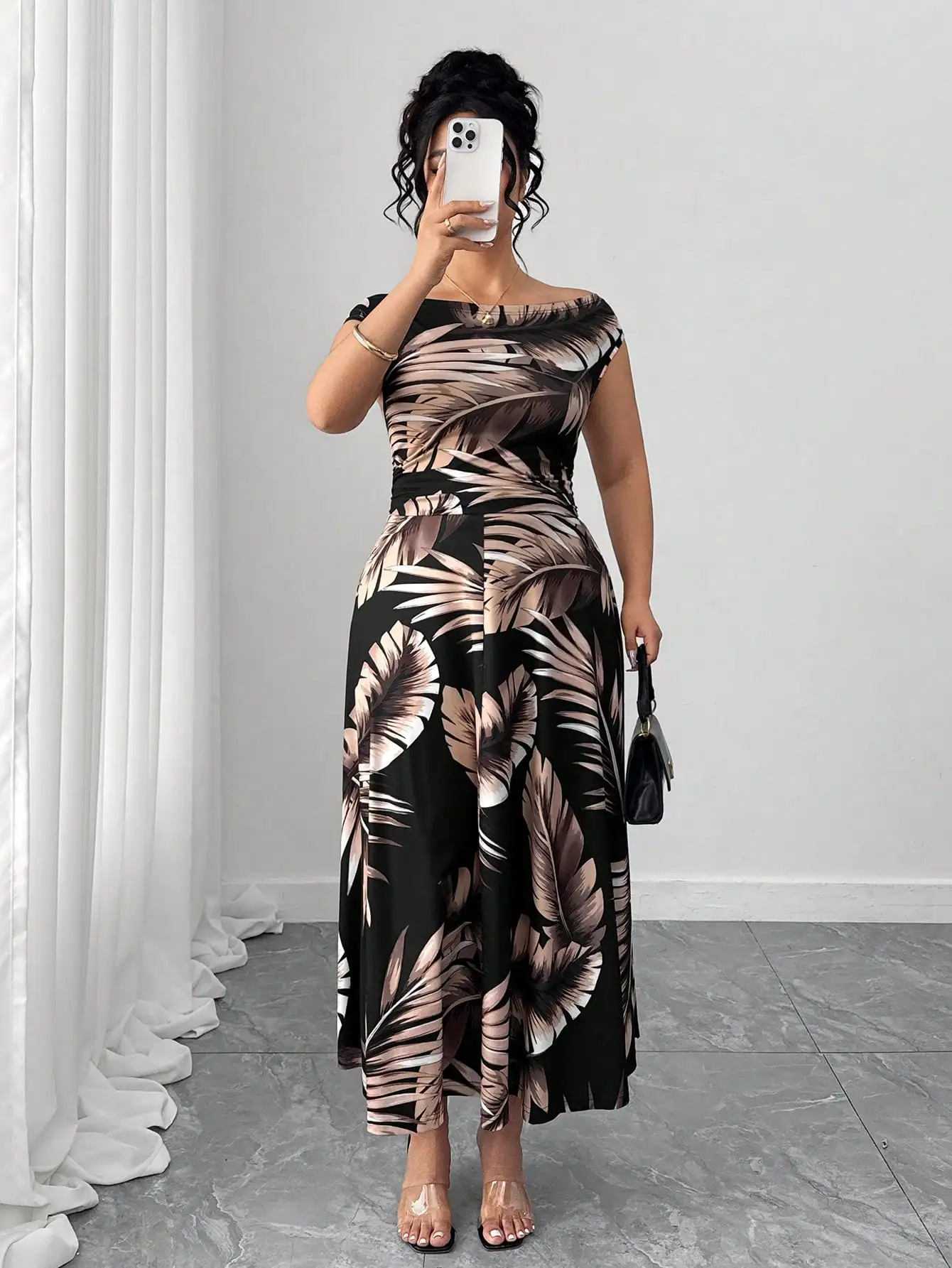 

Элегантное женское платье макси больших размеров с асимметричным вырезом, принтом в виде листьев и завышенной талией