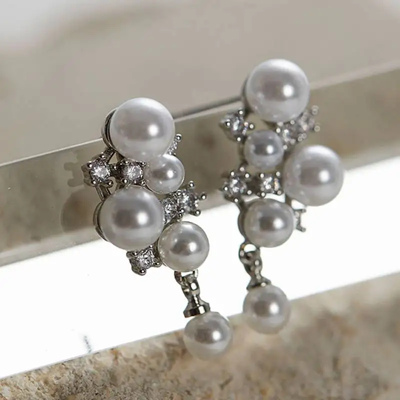 Huitan Elegante Tropfenohrringe mit künstlichen Perlen für Frauen, Hochzeit, Party, ästhetisches Zubehör, vielseitiger, anmutiger Schmuck mit eingelegtem CZ