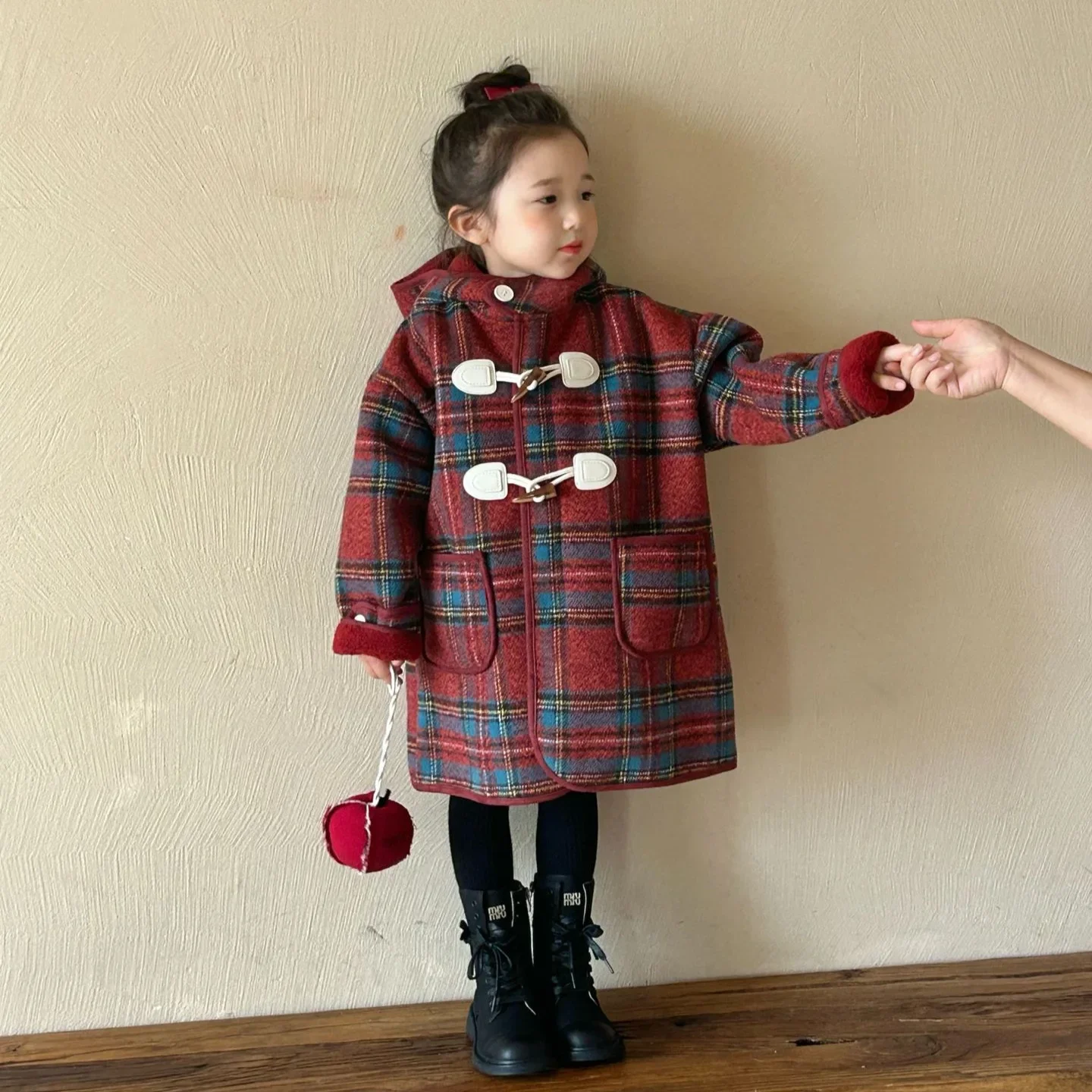 

2024 Winter New Children's Clothing Korean Edition Children's Clothing Girls' Checkered and Velvet Coat Hooded Medium Long Coat
