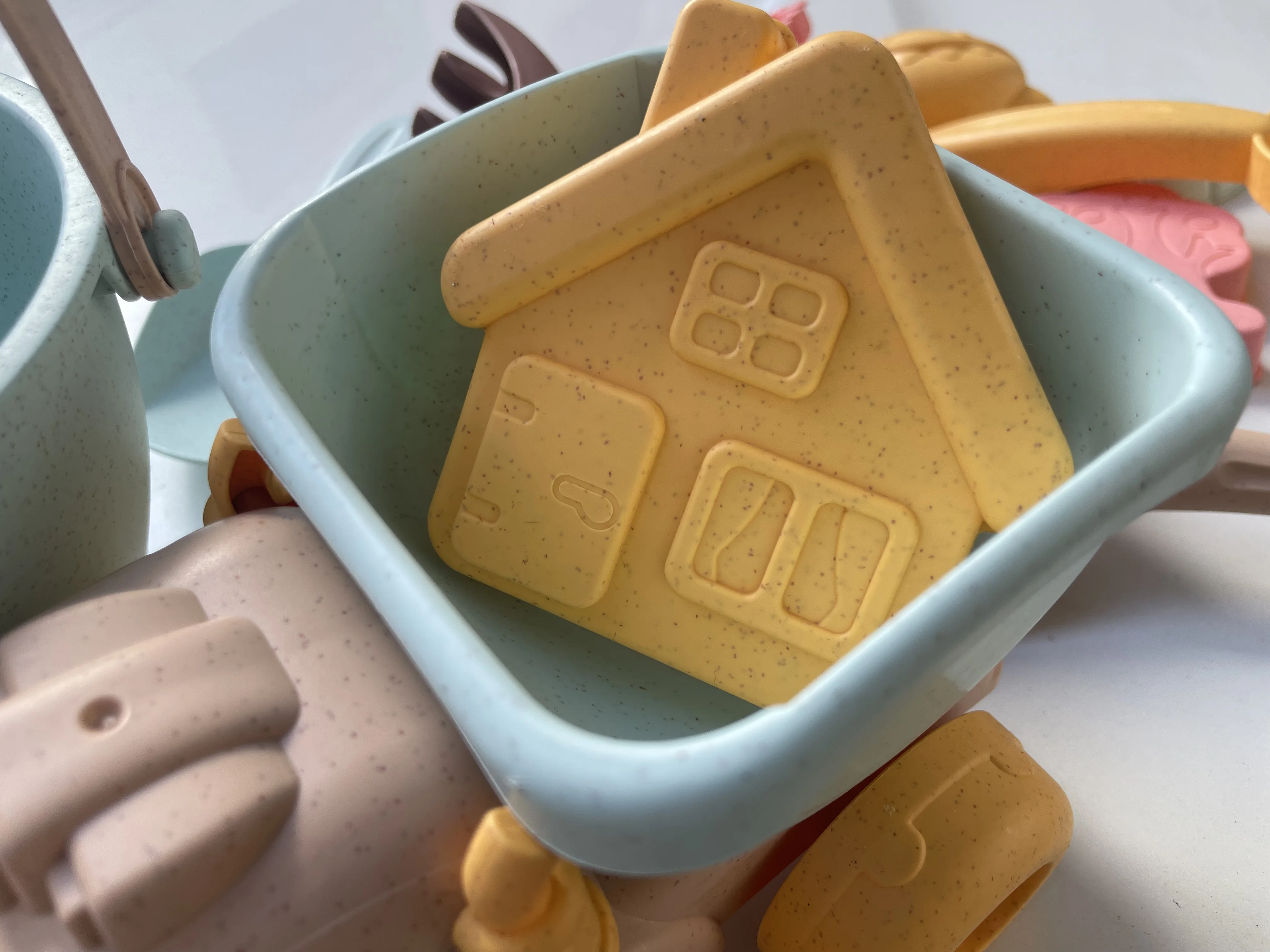 Strandzandspeelgoedset Schop, emmer, gieter en mallen voor kinderen Duurzaam plastic zandbakgereedschap voor buiten, zomercadeau voor kinderen