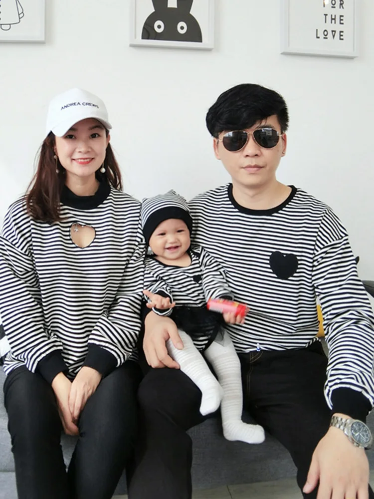 

Parent-child spring dress 2022 new mother-child love stripes hollow t-shirt infants ha crawling clothes