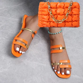 Yaz kadın Moda Renk Bloklu Düz Tabanlı Ayakkabı Açık Sandalet Plaj Ayakkabıları Trend Metal Zincir Omuz Çantası Çanta