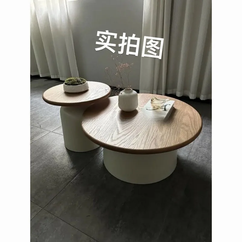 

Кремовый ветер, квартира, журнальный столик, гостиная, бытовая маленькая квартира, простая круглая кровать из кованого железа в Интернете знаменитостей