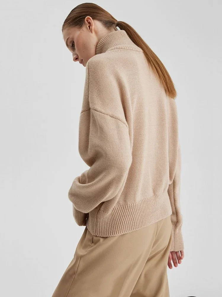 سترة شتوية دافئة للنساء بياقة مدورة وسحاب محبوك سترة نسائية سميكة ناعمة كلاسيكية صلبة كاكي أزرق أبيض للنساء