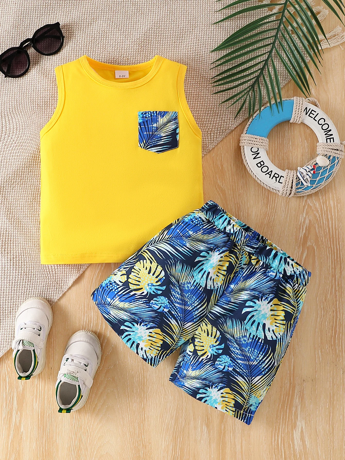 

Летний комплект для мальчика 2026: желтая майка с принтом и синие шорты с тропическим узором, 2 предмета, 2-6 лет: мягкая ткань, легко надевать, для пляжа