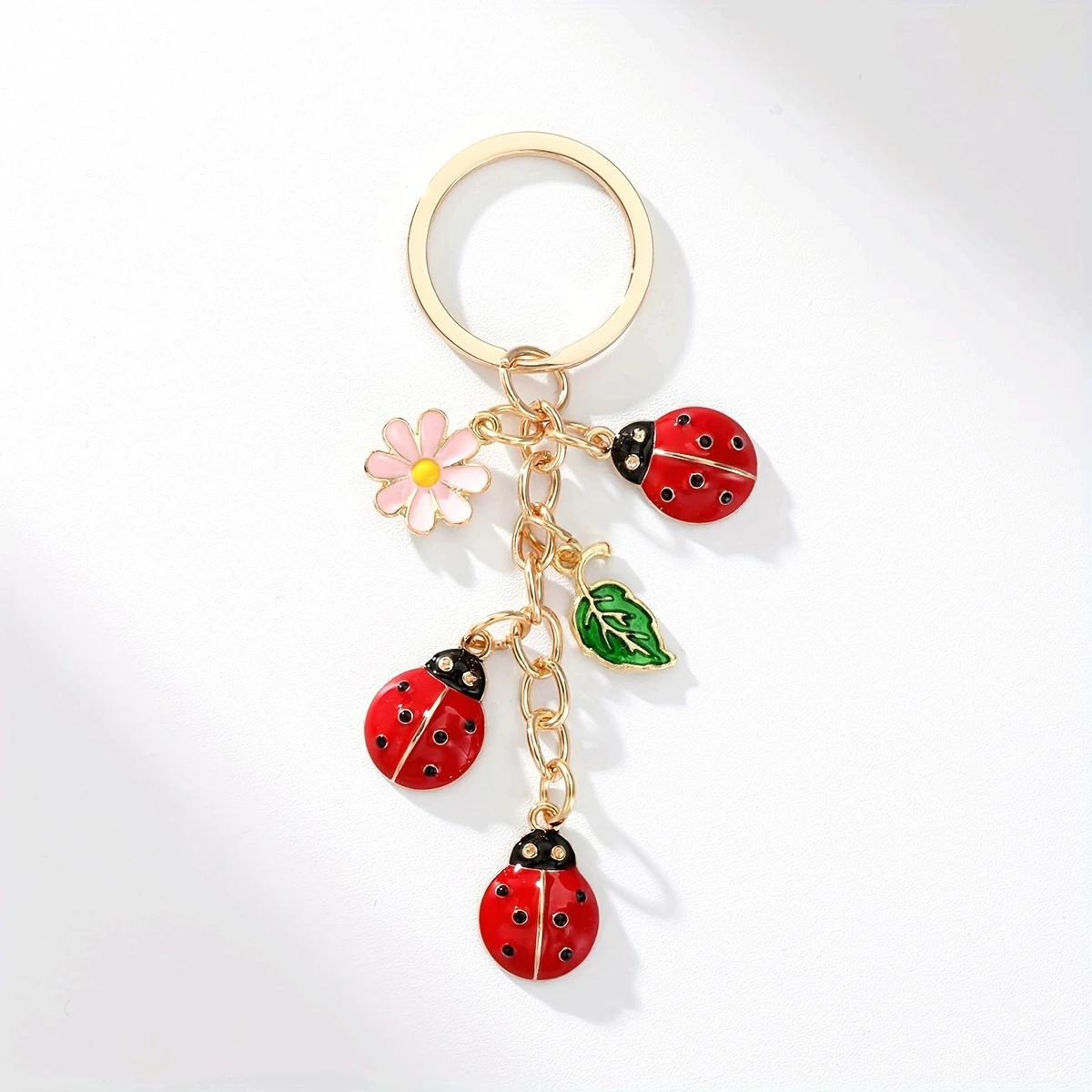 1 llavero de aleación de mariquita. Linda mariquita que gotea aceite en una flor, un popular colgante decorativo para bolsos y regalos.