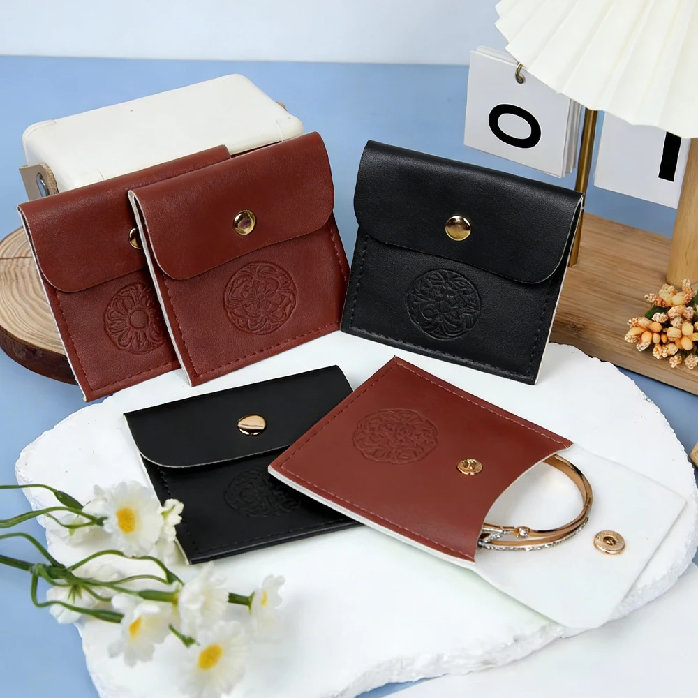 

50 шт. портативных зеленых кожаных мешочков из ПУ с логотипом на заказ для хранения ювелирных изделий, серег, колец, браслетов, подарочная упаковка