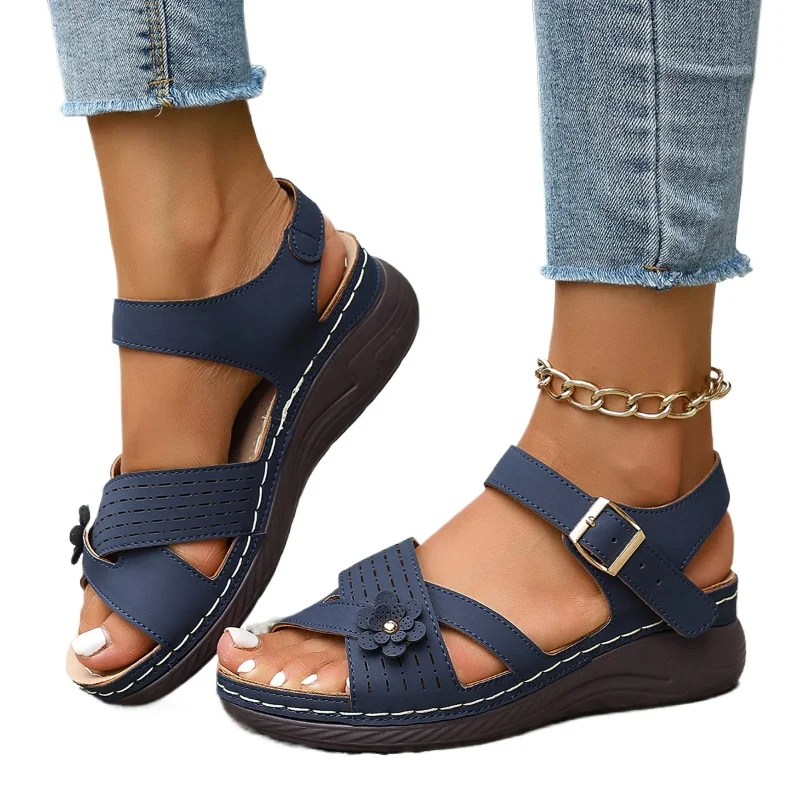 2026 Leichte Keilsandalen für Damen Modische Blumen-Schnallen-Plateausandalen Bequeme Rutschfeste Strandschuhe