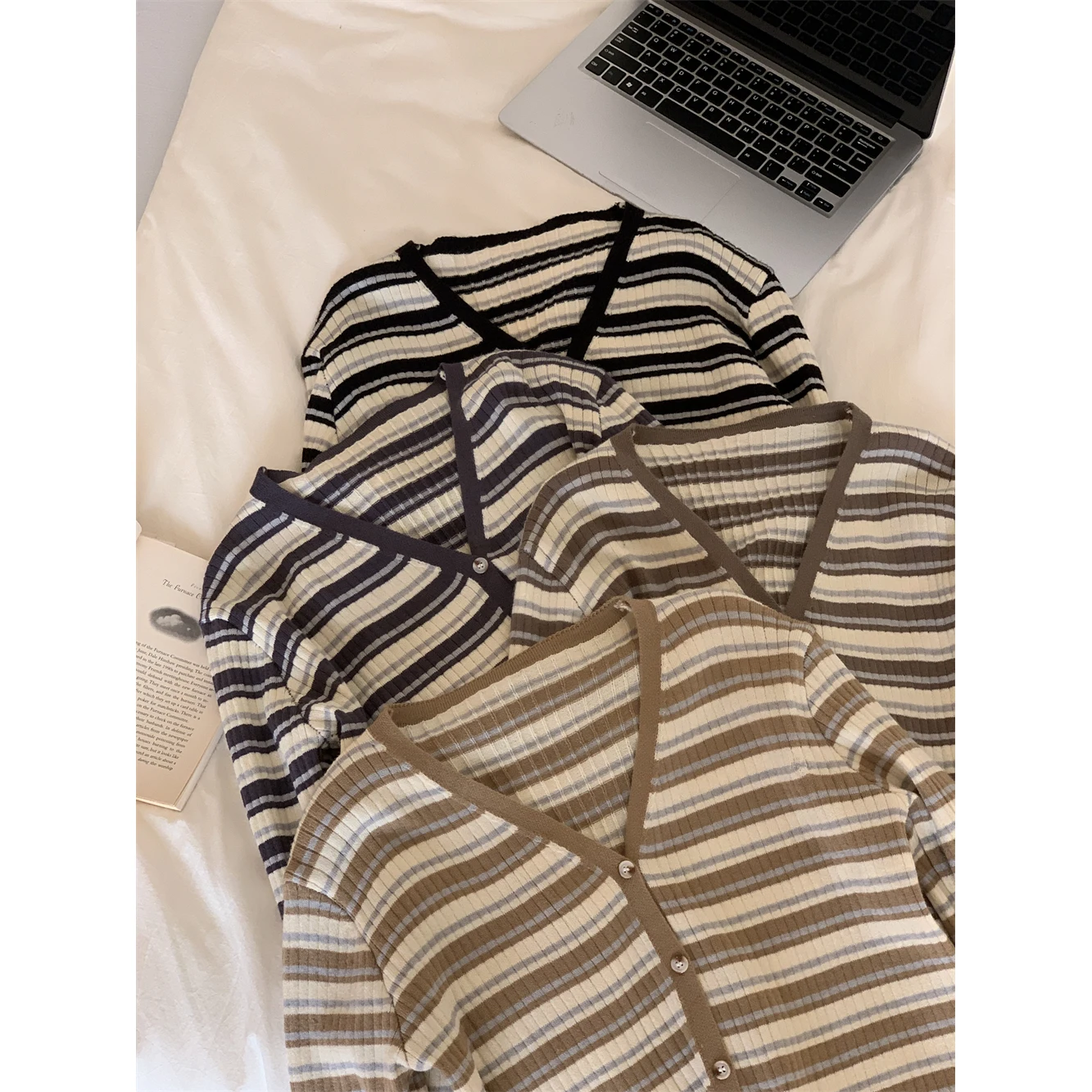 

Nordic Sle Knitted Cardigan 3D Weaving Flower Pattern Slimming Vertical Stripe Design Vintage Spring Autumn Ladies Top