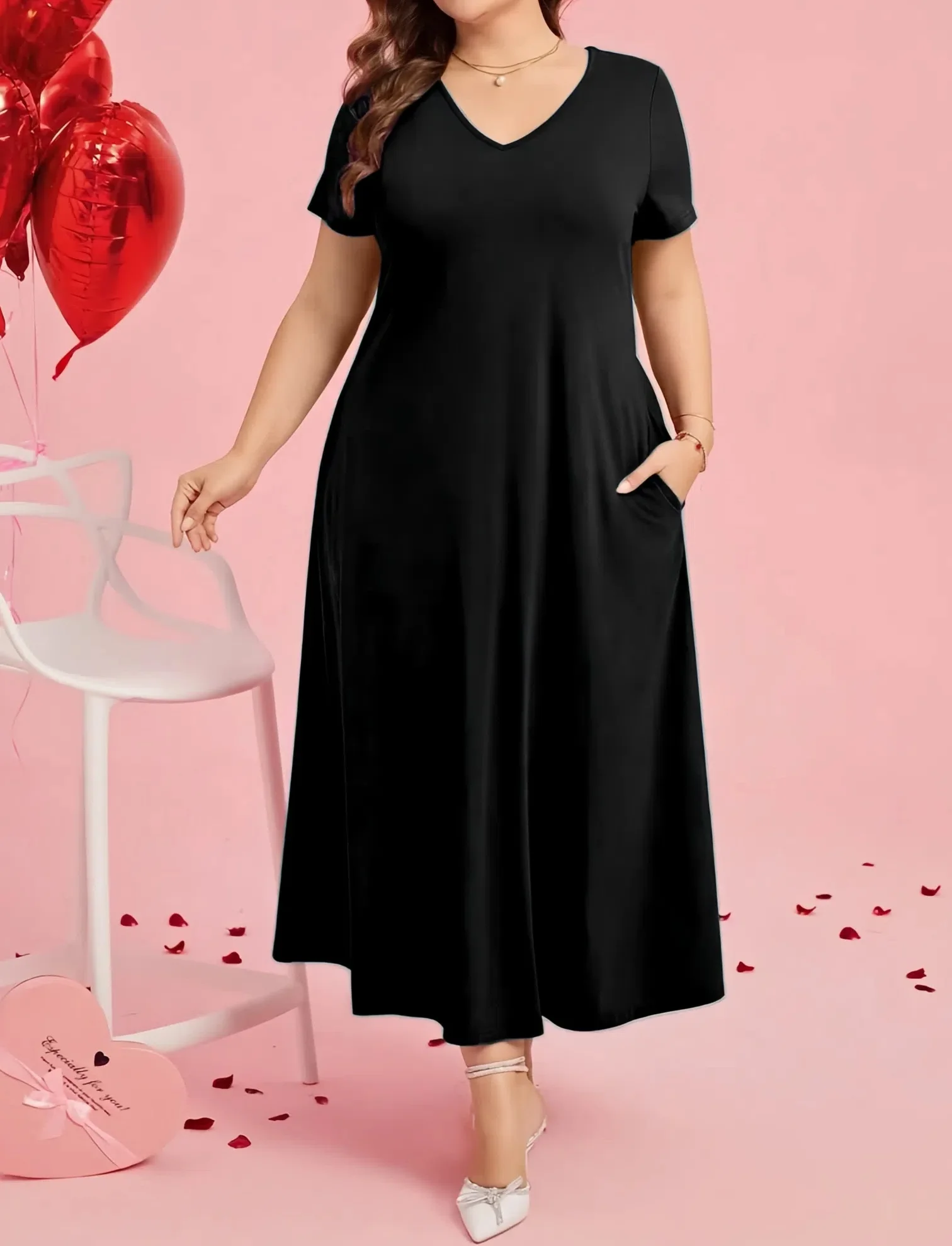 فستان نسائي أسود بأكمام قصيرة ورقبة على شكل حرف v مقاس كبير 2025 نمط جديد مقاس كبير MM يبدو نحيفًا مع جيوب فستان طويل غير رسمي على شكل حرف a