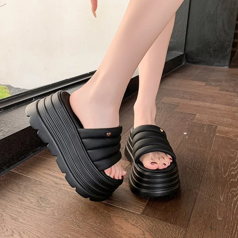 8 سنتيمتر منصة جديدة النعال النساء الصيف عالية الكعب جلد أسود مكتنزة الصنادل عادية اللمحة تو الوجه يتخبط الشاطئ حذاء بكعب ويدج