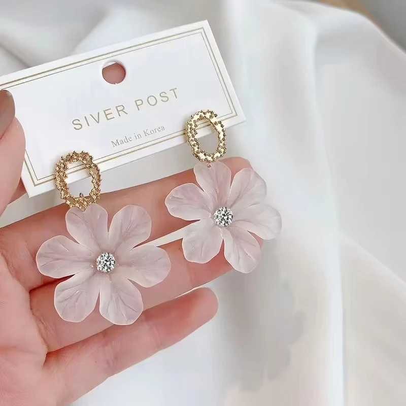 Nuovi orecchini pendenti alla moda coreana per le donne Orecchini pendenti con fiori bianchi pendientes Regalo di Capodanno Orecchini di gioielli