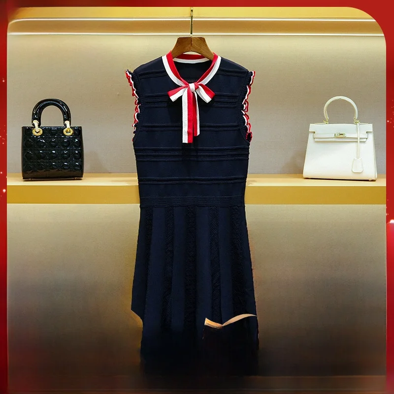 

Весна 2023: Женское вязаное платье с узлами, воротником-стойкой и юбкой-миди А-силуэта с завышенной талией для офиса