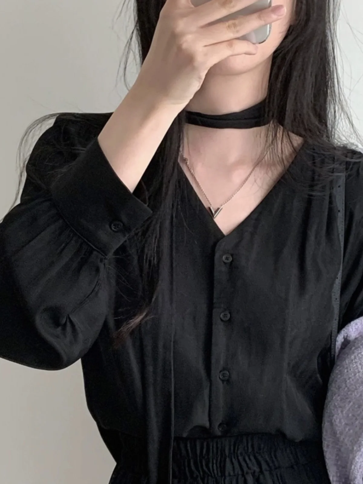 Chic V-neck Long Sleeve Shirt Women\'s Single Button Bow Tie Bubble Sleeve Design Black Top Korean Style Commute Pure Color