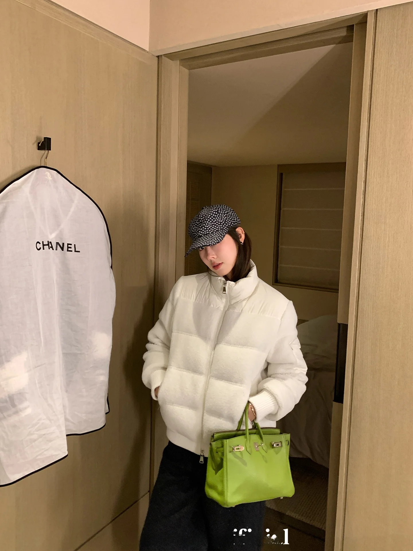 

Куртка Ranwear Polar Initial Light 90 White Du с мягким пухом и вставками из овечьего вельвета, с маленьким воротником-стойкой, ветрозащитная, теплая, пуховая