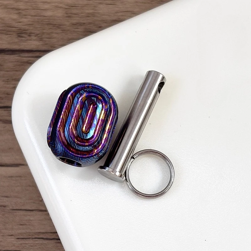 XGEDC チタン製マエストロフィンガーチップカードプッシャーペンダント（模様とエンドキャップ付き）- ストレス解消玩具