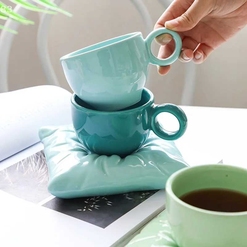 Tazza moderna in ceramica Tinta unita Cuscino creativo Cuscino Tazza Piatto Set Tazza da caffè al latte Decorazione della famiglia Tazza regalo di compleanno