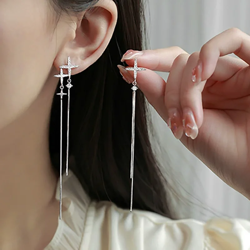 The four-pointed star fringed earrings are exquisite and elegant, featuring gemstone-like inlays that are shiny and luxurious. T